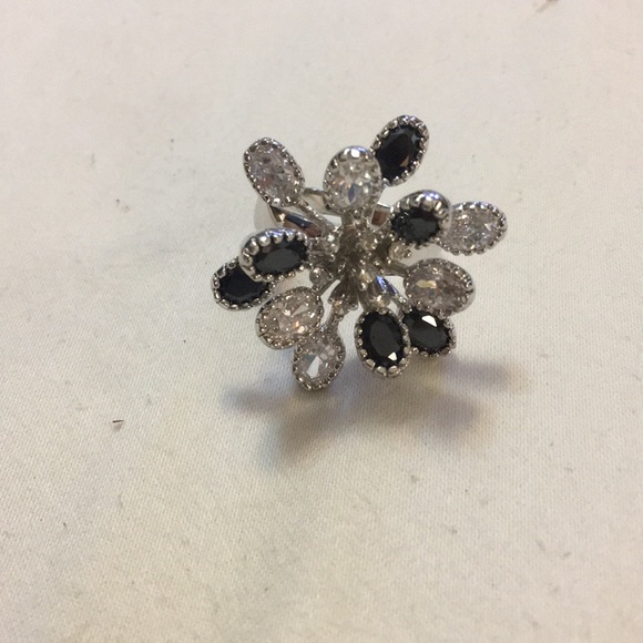 Black and silver ring. - Picture 3 of 4